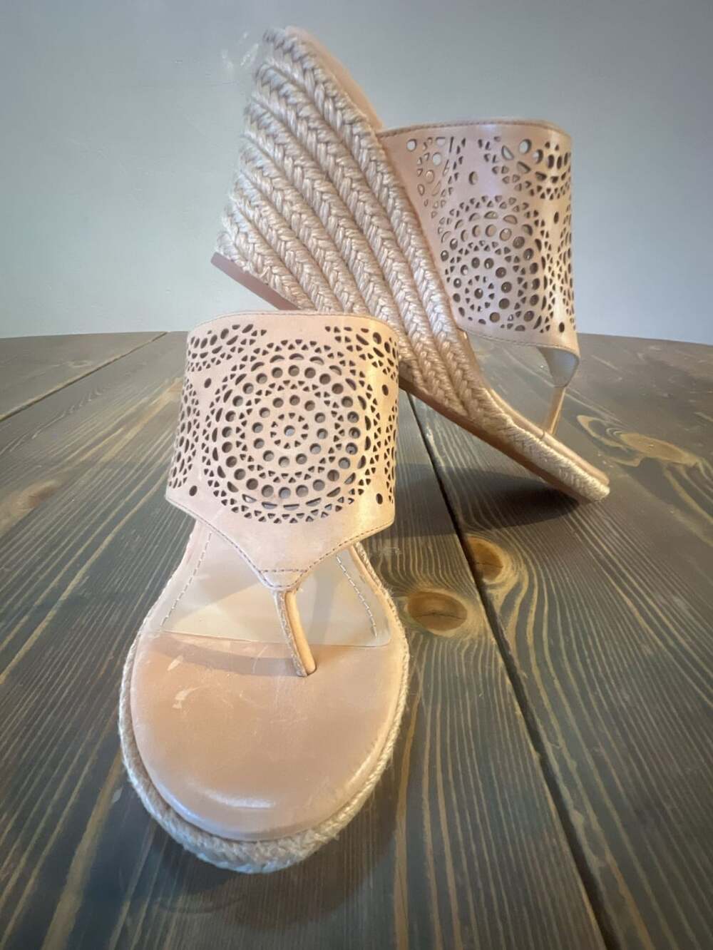 Johnston & Murphy Wedge Sandal Size 7.5 Tan Perforated Leather Thong